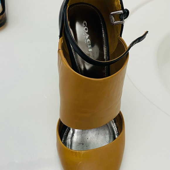 Coach size 9.5 color tan and black - Picture 2 of 5